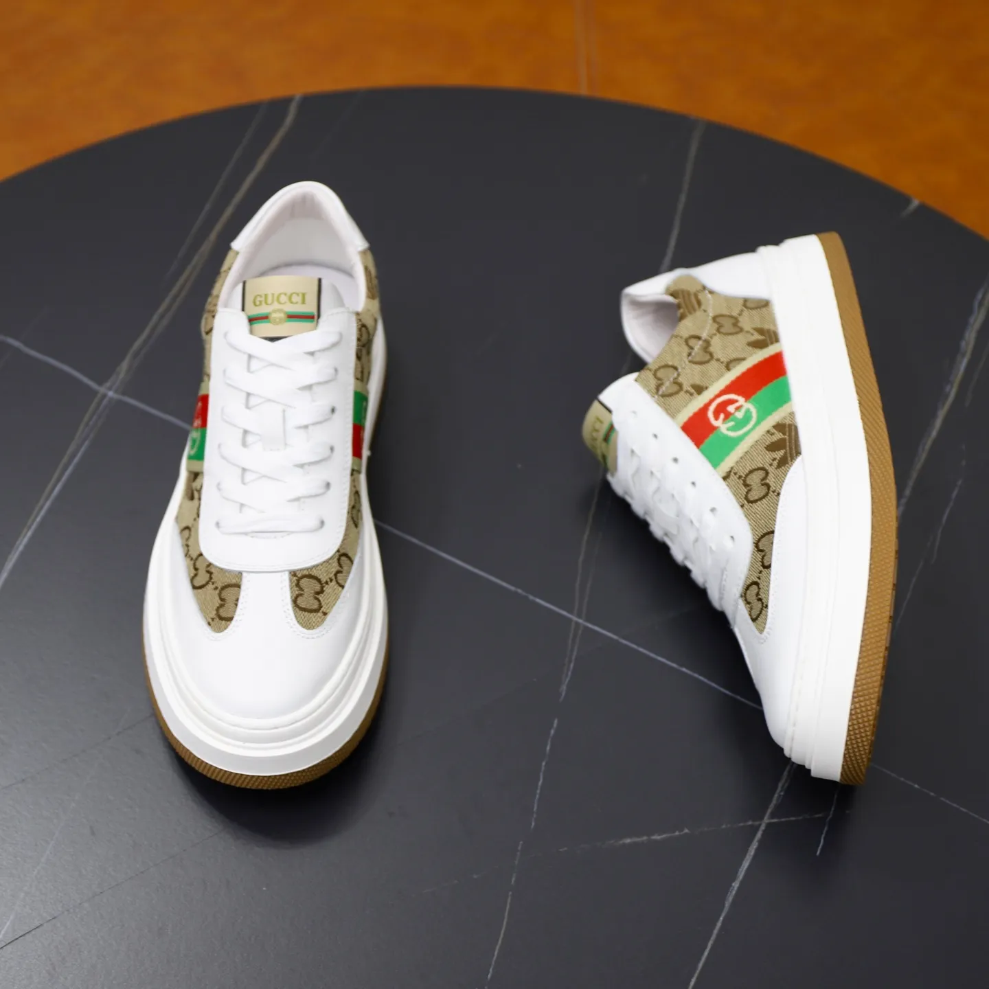 Ex-factory price: 420💰🙅‍♂️🙅‍♂️🙅‍♂️ Brand: GUCCI Standard code: 38–44 (45 can be customized) Grade: Same as the official website Material: Original cowhide fabric Comfortable pigskin lining Lightweight wear-resistant outsole Style category: Men's fashionable casual shoes and boots Running sneakers Distinguished luxury brand elements Top luxury Color: actual picture color